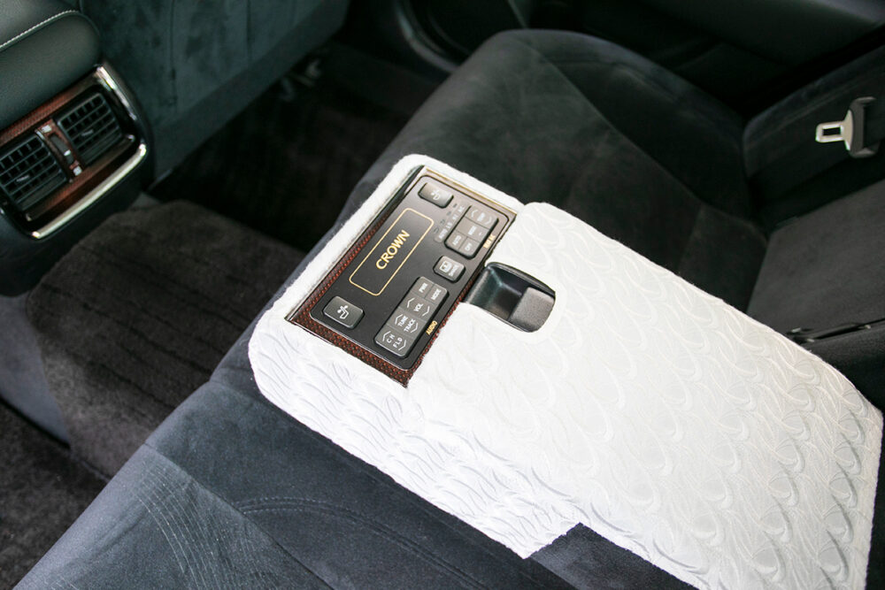 Kens Osaka Taxi luxury sedan taxi image