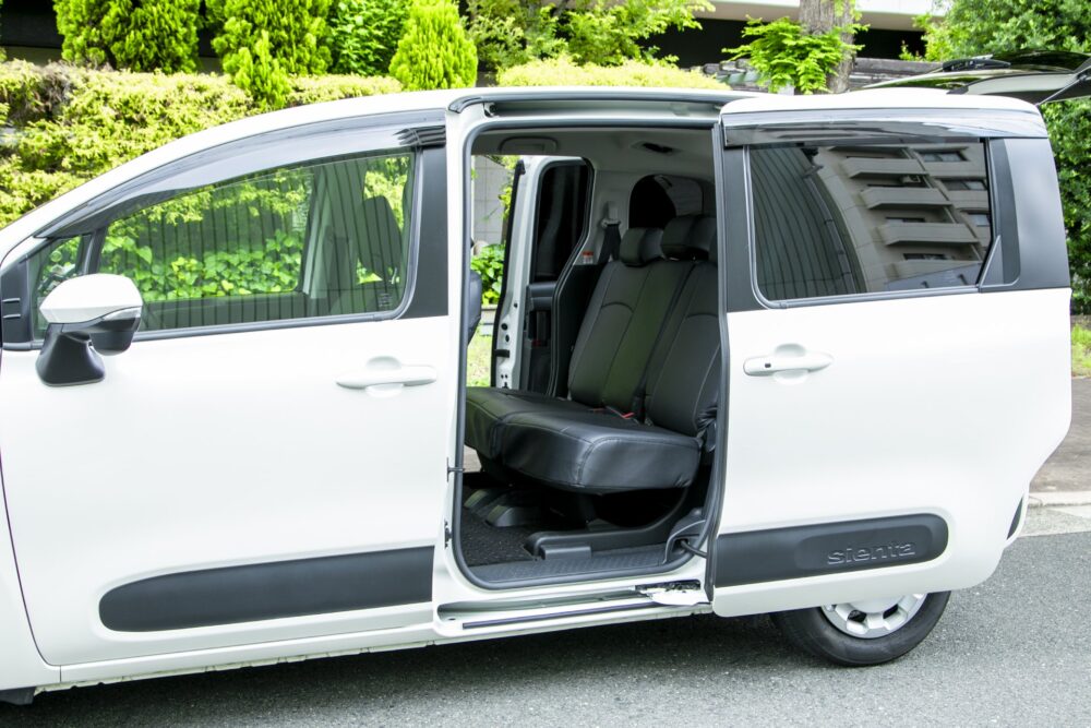 Kens Osaka Taxi compact minivan - Toyota Sienta image