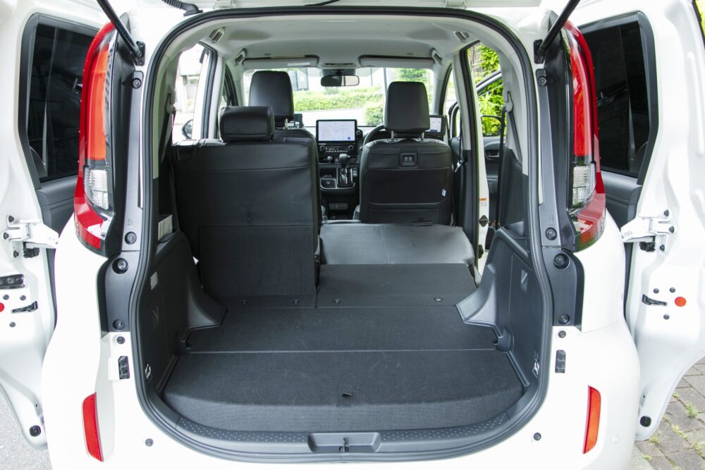 Kens Osaka Taxi compact minivan - Toyota Sienta image